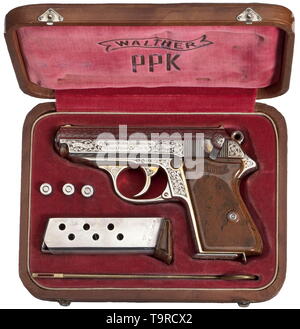 Eine Walther PPK, ZM, Millionen Serie, Luxus Modell, Fabrik-graviert, Reste von Vergoldung, in Schatulle 7,65mm Kaliber, nein. 1002904. Helle Bohrung. Im Jahr 1938 hergestellt. Proof-markierten Krone/N. Die zella-mehlis Name des Unternehmens. Signal Pin. Auf alle Teile Zier- und floralen factory Gravuren auf feinste gerippte Oberfläche. Reste von vergoldung. Einwandfreie, braun-meliert Kunststoffgriff. Magazin mit Reste von Vergoldung, Base mit Blumen eingraviert. Kommt mit modernem braunem Leder Schatulle, Abmessungen 20 x 15 x 5 cm, gesäumt mit Red velvet, aufgrund Alter beschmutzt. Innen li, Additional-Rights - Clearance-Info - Not-Available Stockfoto