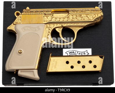 Eine Walther PPK, Luxus Modell, graviert, vergoldet, in Box 7,65 mm Kaliber, nein. 193365. Helle Bohrung. Proof-markierte 1966. Die Ulmer Firma Name. Alle Teile mit verschwenderischen Eichenlaub Gravur auf gelocht Oberfläche, komplett vergoldet. Ivorylite greifen. Vergoldete Magazin mit Erweiterung. In Walther Box mit vergoldeten spare Magazine und graviert. Ganz neu. Erwerbsscheinpflichtig. historischen, historische, 20. Jahrhundert, Additional-Rights - Clearance-Info - Not-Available Stockfoto