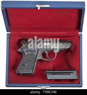 Eine Walther PPK Interarms, in .22 l.r. Kaliber, graviert, in seinem Fall Nr. 111682 LR. Übereinstimmende Nummern. Helle Bohrung. Proof-markierte 1969. Standard Inschrift. Auf der rechten Seite der Folie unterzeichnet "INTERARMS/ALEXANDRIA VIRGINIA'. Alle Teile mit üppigen Weinstock Gravuren auf gelocht Oberfläche und hochglanzpolierte Blaufärbung. Schwarzer kunststoffgriff Panels, rechts mit American Eagle. Gebläute Magazin mit eingraviert. Ersatzteile Magazin. Kommt in Dunkelblau Luxus, Deckel silber Walther Banner, mit Wein-rot Samt ausgekleidet. Neuen Gesamtzustand. (Die erste Waffe von Paar., Additional-Rights - Clearance-Info - Not-Available Stockfoto