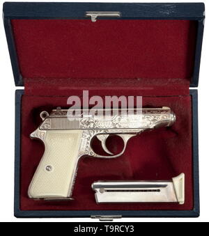 Ein Walther PP Interarms, in .22 l.r. Kaliber, Luxus Modell, graviert, versilbert in seinem Fall Nr. 48869 LR. Helle Bohrung. 10 Schüsse. Proof-markierte 1983. Standard Inschrift. Auf der rechten Seite der Folie unterzeichnet "INTERARMS/ALEXANDRIA VIRGINIA'. Alle Teile mit üppigen Weinstock Gravuren, auf gelochtem Oberfläche und komplett versilbert. Ivorylite grip Panels. Versilberte Magazin mit gravierten Basis, auch die Ersatzteile Magazin mit Erweiterung. Kommt in Dunkelblau Luxus, Deckel silber Walther Banner, mit Wein-rot Samt ausgekleidet. Neuen Gesamtzustand. Erwerbs, Additional-Rights - Clearance-Info - Not-Available Stockfoto