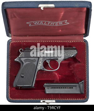 Eine Walther PPK, in .22 l.r. Kaliber, Sonderausgabe - Einzelstück, graviert, in seinem Fall Nr. 1. Helle Bohrung. Proof-markierte 1967. Ulmer Firma Adresse mit Modellname. Alle Teile mit reichlich ornamentalen Gravuren auf feinste gelocht Oberfläche. Hoch poliert. Schwarzer kunststoffgriff Panels. Magazin mit eingraviert. Kommt in der frühen Dunkelblau luxus Gehäuse, Deckel mit roter Seide und Silber Walther banner gesäumt, unten mit rotem Samt. Ersatzteile Magazin mit Erweiterung. Ist ein brandneues Sammler Rarität. Erwerbsscheinpflichtig. historischen, historische, 20 cen, Additional-Rights - Clearance-Info - Not-Available Stockfoto