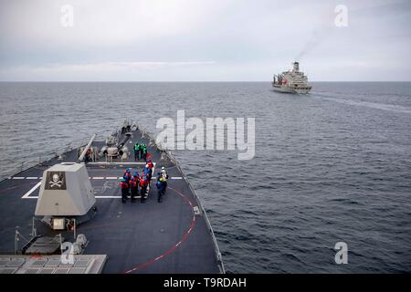 190514-N-EH 218-1030 Golf von Alaska (14. Mai 2019) Der Arleigh-burke-Klasse geführte Anti-raketen-Zerstörer USS Kidd (DDG100) Ansätze der militärischen Sealift Command flotte Auffüllung öler USNS Henry J. Kaiser (T-AO 187) für eine Auffüllung-auf-See während der Teilnahme an Übung Northern Edge 2019. Nördlichen Rand ist einer in einer Reihe von US-Indo-Befehl Übungen in 2019, bereitet gemeinsam Krise im Indo-pazifischen Region zu reagieren. (U.S. Marine Foto von Mass Communication Specialist 1. Klasse Ryan J. Batchelder/Freigegeben) Stockfoto