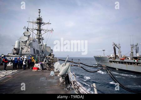 190514-N-EH 218-1328 Golf von Alaska (14. Mai 2019) Matrosen an Bord der Arleigh-Burke-Klasse geführte Anti-raketen-Zerstörer USS Kidd (DDG100) führen Sie eine Auffüllung-auf-See mit dem Militär Sealift Command flotte Auffüllung öler USNS Henry J. Kaiser (T-AO 187) während der Teilnahme an Übung Northern Edge 2019. Nördlichen Rand ist einer in einer Reihe von US-Indo-Befehl Übungen in 2019, bereitet gemeinsam Krise im Indo-pazifischen Region zu reagieren. (U.S. Marine Foto von Mass Communication Specialist 1. Klasse Ryan J. Batchelder/Freigegeben) Stockfoto