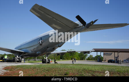 Der 76 Flugzeuge Instandhaltungsgruppe entfernt EC-135 E, Serial # 61-0329, von ihrer Ausbildung zusammengesetzter und ersetzte es mit KC-135 R, Serial # 63-7980, am 27. April 2019, Tinker Air Force Base, Oklahoma. KC-135R 63-7980 wie die Forellen bekannt war, und wurde vor kurzem von der 412 Flight Test Wing, Edwards AFB in Kalifornien zurückgezogen. Die komplizierte bewegen Prozess enthalten die Flugzeuge über unbefestigten Flächen und entlang einer hauptdurchgangsstraße Alle während der Aushandlung scharfe Kurven und Hindernisse vermieden werden. (U.S. Air Force Foto/Greg L. Davis) Stockfoto