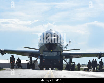 Der 76 Flugzeuge Instandhaltungsgruppe entfernt EC-135 E, Serial # 61-0329, von ihrer Ausbildung zusammengesetzter und ersetzte es mit KC-135 R, Serial # 63-7980, am 27. April 2019, Tinker Air Force Base, Oklahoma. KC-135R 63-7980 wie die Forellen bekannt war, und wurde vor kurzem von der 412 Flight Test Wing, Edwards AFB in Kalifornien zurückgezogen. Die komplizierte bewegen Prozess enthalten die Flugzeuge über unbefestigten Flächen und entlang einer hauptdurchgangsstraße Alle während der Aushandlung scharfe Kurven und Hindernisse vermieden werden. (U.S. Air Force Foto/Greg L. Davis) Stockfoto