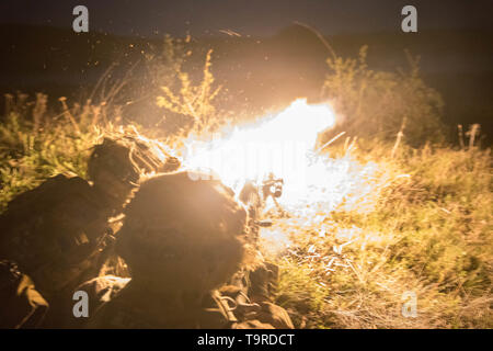 Eine Gruppe von US-Armee Fallschirmjäger, in Angriff zu Unternehmen, 1.BATAILLON, 503Rd Infanterie Regiment, 173Rd Airborne Brigade zugeordnet, feuert eine M240 Maschine Bravo Gewehr auf feindliche Kräfte auf das Ziel während der Übung sofortige Reaktion bei Vojarna Josip Jovic Airbase, Udbina, Kroatien, 16. Mai 2019. Übung sofortige Reaktion ist eine multinationale Übung von kroatischen Streitkräften geführt, der slowenischen Streitkräfte, und die US-Army in Europa. Die Logistik - fokussierte Übung ist entworfen, um zu prüfen und zu verbessern die Fähigkeit, Kräfte und Anlagen schnell von einem Ort zum anderen zu bewegen. Die Übung wird readines verbessern Stockfoto