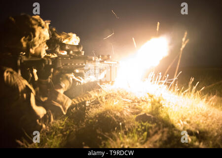 Eine Gruppe von US-Armee Fallschirmjäger, in Angriff zu Unternehmen, 1.BATAILLON, 503Rd Infanterie Regiment, 173Rd Airborne Brigade zugeordnet, feuert eine M240 Maschine Bravo Gewehr auf feindliche Kräfte auf das Ziel während der Übung sofortige Reaktion bei Vojarna Josip Jovic Airbase, Udbina, Kroatien, 16. Mai 2019. Übung sofortige Reaktion ist eine multinationale Übung von kroatischen Streitkräften geführt, der slowenischen Streitkräfte, und die US-Army in Europa. Die Logistik - fokussierte Übung ist entworfen, um zu prüfen und zu verbessern die Fähigkeit, Kräfte und Anlagen schnell von einem Ort zum anderen zu bewegen. Die Übung wird readines verbessern Stockfoto