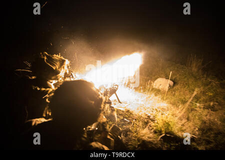 Eine Gruppe von US-Armee Fallschirmjäger, in Angriff zu Unternehmen, 1.BATAILLON, 503Rd Infanterie Regiment, 173Rd Airborne Brigade zugeordnet, feuert eine M240 Maschine Bravo Gewehr auf feindliche Kräfte auf das Ziel während der Übung sofortige Reaktion bei Vojarna Josip Jovic Airbase, Udbina, Kroatien, 16. Mai 2019. Übung sofortige Reaktion ist eine multinationale Übung von kroatischen Streitkräften geführt, der slowenischen Streitkräfte, und die US-Army in Europa. Die Logistik - fokussierte Übung ist entworfen, um zu prüfen und zu verbessern die Fähigkeit, Kräfte und Anlagen schnell von einem Ort zum anderen zu bewegen. Die Übung wird readines verbessern Stockfoto