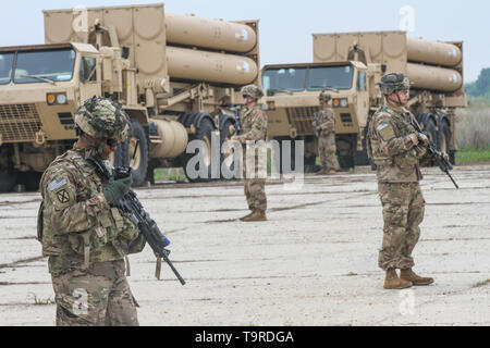 NAVAL SUPPORT FACILITY DEVESELU, Rumänien - U.S. Army Fallschirmjäger zugeordnet zu ausgewählten Unternehmen, 2.BATAILLON, 503Rd Infanterie Regiment, 173Rd Airborne Brigade Combat Team (ABCT) sorgen für die Sicherheit während der Bereitstellung von einem Terminal High Altitude Area Defense (Thaad) zu Naval Support Facility Deveselu, Rumänien, 15. Mai 2019. Die 173Rd ABCT Security Force (SFÜR) sind verantwortlich für die Sicherheit der längste Land Konvoi außerhalb der USA für die thaad Asset. Stockfoto