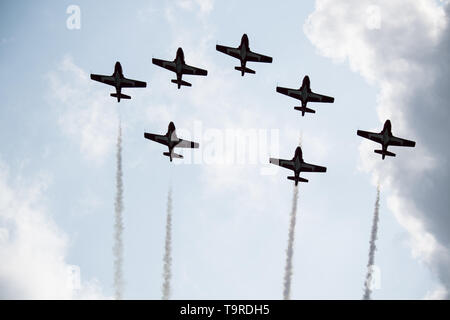 Royal Canadian Air Force CT-114 Tutoren mit der kanadischen Streitkräfte Snowbirds 431st Air Demonstration Squadron, Antenne Manöver durchführen, während die Verteidiger der Freiheit Air & Space Show in Barksdale Air Force Base, La., 18. Mai 2019. Als Botschafter der CAF, die CF-Snowbirds ein hohes Maß an Kompetenz, Professionalität, Teamfähigkeit, Disziplin und Hingabe, die die Männer und Frauen des CAF demonstrieren. (U.S. Air Force Foto von Airman 1st Class Lillian Miller) Stockfoto