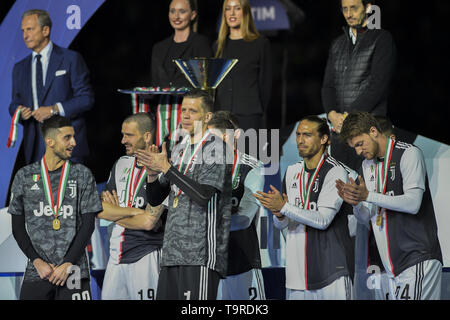 Wojciech Szczesny, Carlo Pinsoglio, Mattia Perin, Alex Sandro, Andrea BARZAGLI, Leonardo Bonucci von Juventus Turin FC feiert die Trophäe des Scudetto 2018-2019 bei der Allianz Stadion, Turin (Foto von Antonio Polia/Pacific Press) Stockfoto