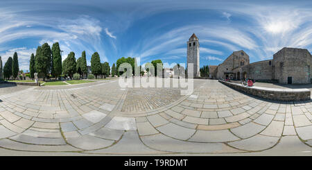 360 Grad Panorama Ansicht von Aquileia, Friaul Julisch Venetien, Italien. Ein 360° Panoramablick auf die Kathedrale Santa Maria Assunta und die Preteodorian Basilika