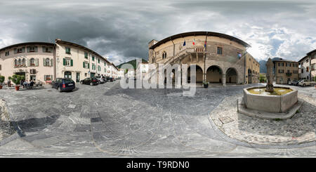 360 Grad Panorama Ansicht von Venzone, Friaul Julisch Venetien, Italien. Ein 360° Panoramabild des städtischen Gebäudes in der zentralen Piazza Municipio