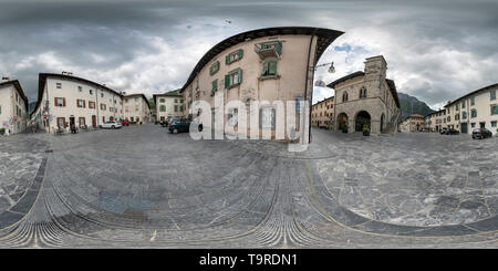 360 Grad Panorama Ansicht von Venzone, Friaul Julisch Venetien, Italien. Ein 360° Panoramabild des städtischen Gebäudes in der zentralen Piazza Municipio