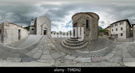 360 Grad Panorama Ansicht von Venzone, Friaul Julisch Venetien, Italien. Ein 360°-Panoramablick auf den Platz der Kathedrale von Venzone und des Baptisteriums von San Michele