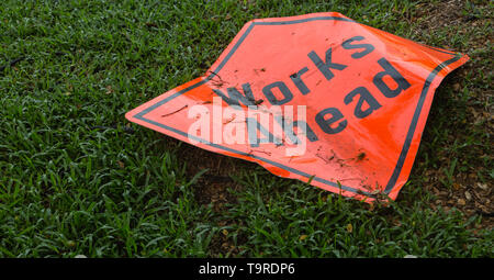 Arbeit vor Zeichen auf den Rasen verlassen Stockfoto