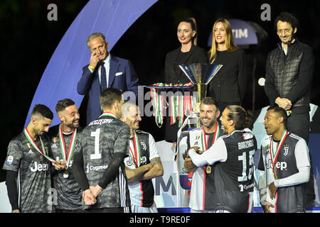 Wojciech Szczesny, Carlo Pinsoglio, Mattia Perin, Alex Sandro, Andrea BARZAGLI, Leonardo Bonucci von Juventus Turin FC feiert die Trophäe des Scudetto 2018-2019 bei der Allianz Stadion, Turin (Foto von Antonio Polia/Pacific Press) Stockfoto