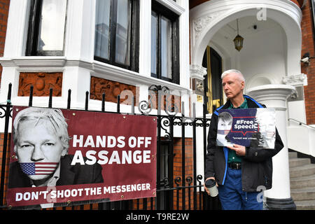 Julian Assange Unterstützer außerhalb der ecuadorianischen Botschaft in London am Tag, dass Schwedische Staatsanwälte haben einen Antrag für eine Maßregel gegen die WikiLeaks Gründer vorgelegt. Stockfoto