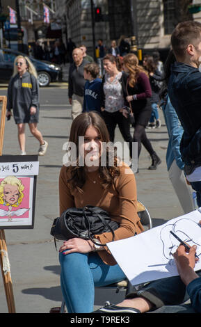 Trafalgar Square London Vereinigtes Königreich-12 Mai 2019: Hübsche Mädchen in Karikatur von street artist gezeichnet Stockfoto