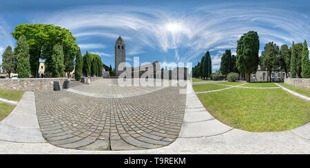 360 Grad Panorama Ansicht von Aquileia, Friaul Julisch Venetien, Italien. Ein 360° Panoramablick auf die Kathedrale Santa Maria Assunta und die Preteodorian Basilika