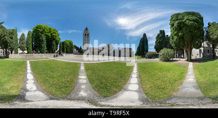 360 Grad Panorama Ansicht von Aquileia, Friaul Julisch Venetien, Italien. Ein 360° Panoramablick auf die Kathedrale Santa Maria Assunta und die Preteodorian Basilika