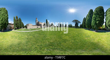 360 Grad Panorama Ansicht von Aquileia, Friaul Julisch Venetien, Italien. Ein 360° Panoramablick auf die Kathedrale Santa Maria Assunta und die Preteodorian Basilika