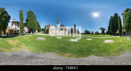 360 Grad Panorama Ansicht von Aquileia, Friaul Julisch Venetien, Italien. Ein 360° Panoramablick auf die Kathedrale Santa Maria Assunta und die Preteodorian Basilika