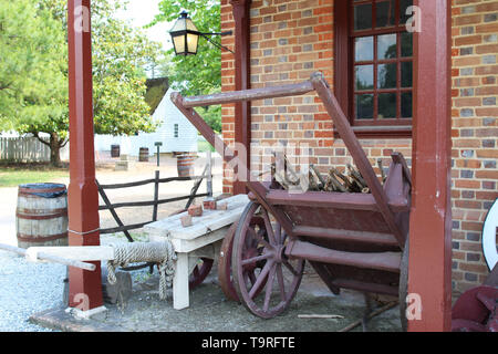 Offenen Lagerschuppen mit einem Vintage Holz Karre und Landwirtschaft zu Stockfoto