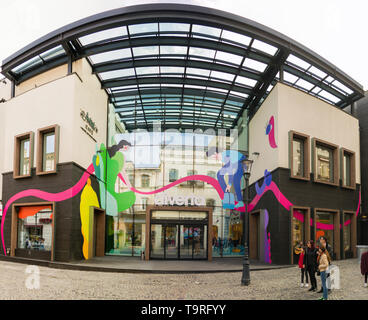 Bukarest, Rumänien - März 16, 2019: Vor dem Eingang zu Diverta shop auf Lipscani Straße in der Altstadt von Bukarest, Rumänien. Stockfoto