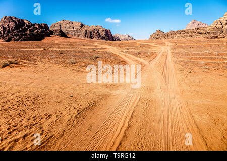 Spur in die Wüste des Wadi Rum, Jordanien. Reifenspuren im Sand. Stockfoto