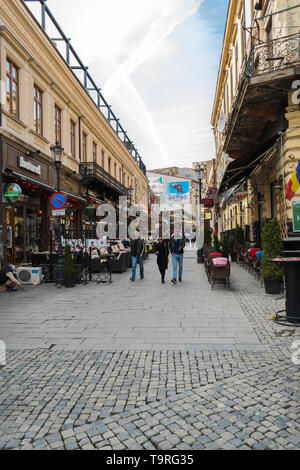 Bukarest, Rumänien - 16. März 2019: Touristen genießen einen Spaziergang auf Lipscani Straße in der Altstadt von Bukarest, Rumänien. Stockfoto