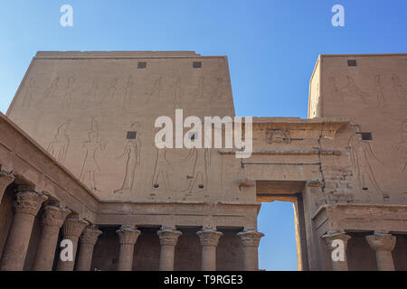 In der Säulenhalle der Tempel des Horus von Edfu Stockfoto