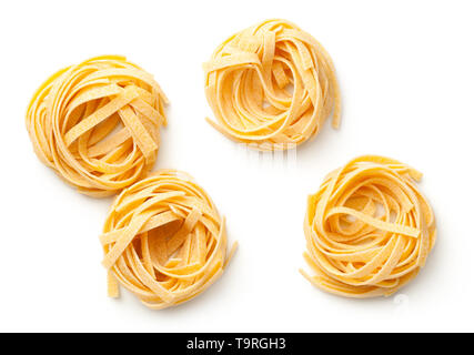 Raw tagliatelle Nester auf weißem Hintergrund. Ansicht von oben Stockfoto