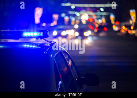 Polizei Auto Lichter in der Nacht in der Stadt mit einer selektiven Fokus und Bokeh Stockfoto