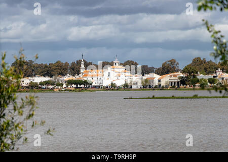 El Rocio Hermitage in einem bewölkten Tag im kleinen Dorf mit dem gleichen Namen in Almonte, Huelva, Andalusien, Spanien Stockfoto