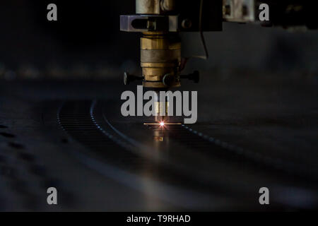 Laserschneiden Prozess Stockfoto