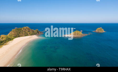 Breite tropischen Strand mit weißem Sand und kleinen Inseln, Ansicht von oben. Nacpan Strand El Nido, Palawan. Marine bei klarem Wetter, Ansicht von oben. Stockfoto