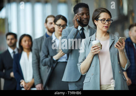 Unternehmer stehen in der Linie Stockfoto