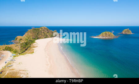 Breiten weißen Sandstrand Nacpan Strand. El Nido, Palawan, Philippinen. Meereslandschaft mit tropischen Strand und Inseln. Sommer und Reisen Urlaub Begriff Stockfoto