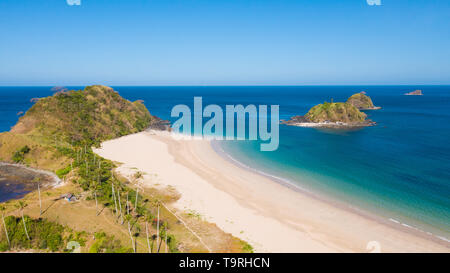 Breiten weißen Sandstrand Nacpan Strand. El Nido, Palawan, Philippinen. Meereslandschaft mit tropischen Strand und Inseln. Sommer und Reisen Urlaub Begriff Stockfoto