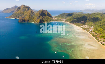 Corong Corong Strand, El Nido, Palawan, Philippinen, Ansicht von oben. die hohen Inseln und die Lagune mit einem Korallenriff. Stockfoto