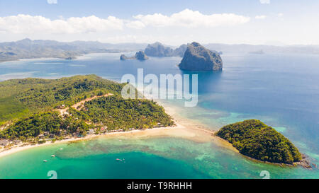 Las Cabanas am Strand. Inseln und Strände von El Nido. Tropische Inseln mit weißen Sandstränden, Luftaufnahme. Marine bei sonnigem Wetter. Stockfoto