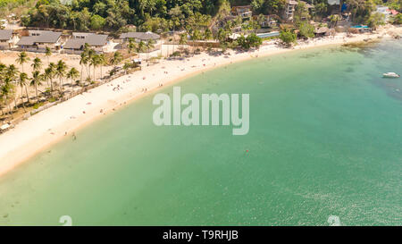 Las Cabanas am Strand. Inseln und Strände von El Nido. Tropische Inseln mit weißen Sandstränden, Luftaufnahme. Touristen am weißen Strand zu entspannen. Stockfoto