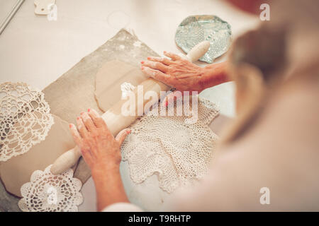 Blick von oben auf ein gehäkeltes Serviette liegen auf dem Lehm Stück Stockfoto