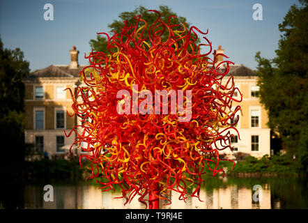 Sommer Sonne ist Teil der neuesten Arbeiten der zeitgenössischen Glas Künstler Dale Chihuly, die Chihuly in Kew: Reflexionen über die Natur Ausstellung, in Kew Gardens, Surrey Stockfoto