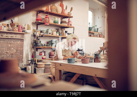 Schönen grauen Haaren gealterte Frau Malerei Bilder Stockfoto
