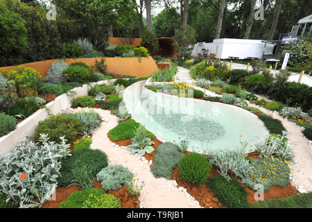 Die Dubai Majlis Garten (von Thomas Hoblyn ausgelegt), die eines der elf schöne und elegante zeigen, Gärten, die auf der 2019 RHS Chelsea Flower Show, die heute in den 11-Hektar großen Gelände des Royal Hospital Chelsea, London, Großbritannien, 20. Mai 2019 Den Garten durch die plastische Schönheit in den trockenen Landschaften inspiriert ist, vom Wind Sand Dünen und fluvially erodierten Felsen zum künstlichen Hügel Terrassen und die Ziege - Durchsucht formgehölze-esque Pflanzen, die sie besiedeln. Ein sand-Dünen inspirierte Pavillon ist das wichtigste Ziel, und bietet eine ruhige und kontemplativen Raum für junge Menschen Stockfoto