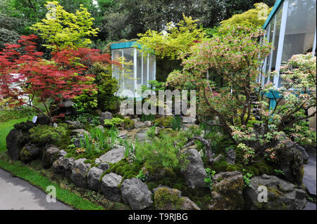 Der grüne Schalter Garten (von Kazuyuki Ishihara ausgelegt), einer der sechs schöne und elegante Artisan Gärten auf der 2019 RHS Chelsea Flower Show, die heute in den 11-Hektar großen Gelände des Royal Hospital Chelsea, London, Großbritannien, 20. Mai 2019 urbane Leben in der Stadt ist unglaublich anstrengend. Dieser Garten unterscheidet zwischen Ein und Aus im Leben. Sie ist die Sammlung von, was man will; es ist wichtig, Zeit für Natur zu haben. Dies aktiviert einen 'grünen'. Damit können Sie Ihr freies Leben in einer natürlichen, grünen Platz zu verbringen. Als City Garden, die offenen Stil Azumaya (Garde bestimmt Stockfoto