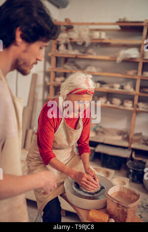 Gut aussehende Frau in Arbeit Stockfoto