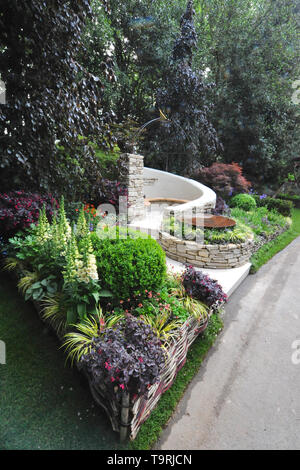 Die Kingston Maurward Garten (von Michelle Braun), einer der sechs schöne und elegante Artisan Gärten auf der 2019 RHS Chelsea Flower Show, die heute in den 11-Hektar großen Gelände des Royal Hospital Chelsea, London, Großbritannien, 20. Mai 2019 den Garten feiert 70 Jahre land-based Education in Kingston Maurward College. Im Laufe der Jahre die Hochschule hat Generationen von Fachleuten handwerklichen handwerklichen Techniken gelehrt und wie mit schönen Materialien, die in der Gestaltung des Gartens reflektiert worden sind. Es gibt 26 Themengärten auf Anzeige auf der diesjährigen sho Stockfoto